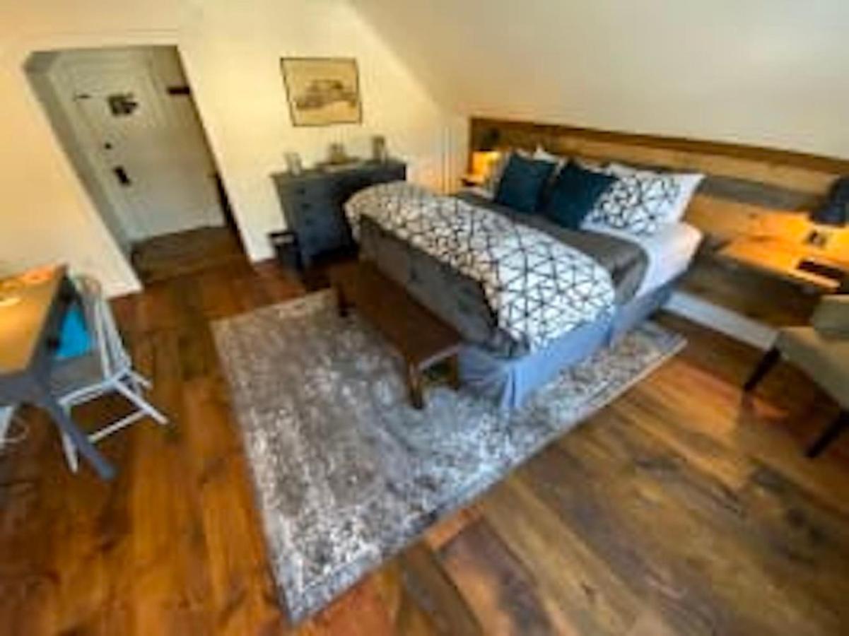 Farm Road Estate Hotel *